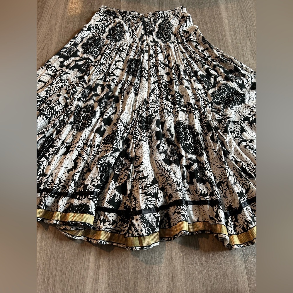 TravelSmith Black and White A-Line Skirt with Gold Accents